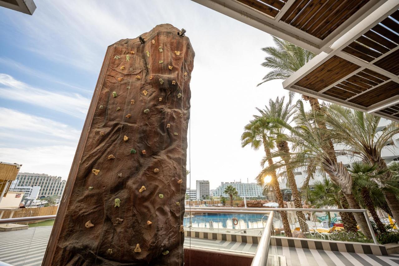 Vert Hotel Eilat By Afi Hotels Exteriör bild The rock climbing wall at the Atlantis Paradise Island