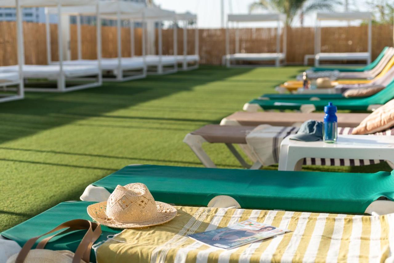 Vert Hotel Eilat By Afi Hotels Exteriör bild Artificial grass on a cruise ship