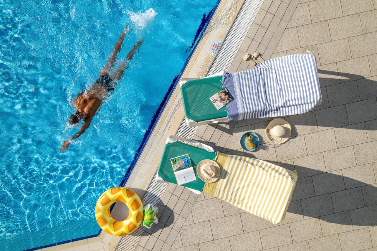 Vert Hotel Eilat By Afi Hotels Exteriör bild A poolside scene