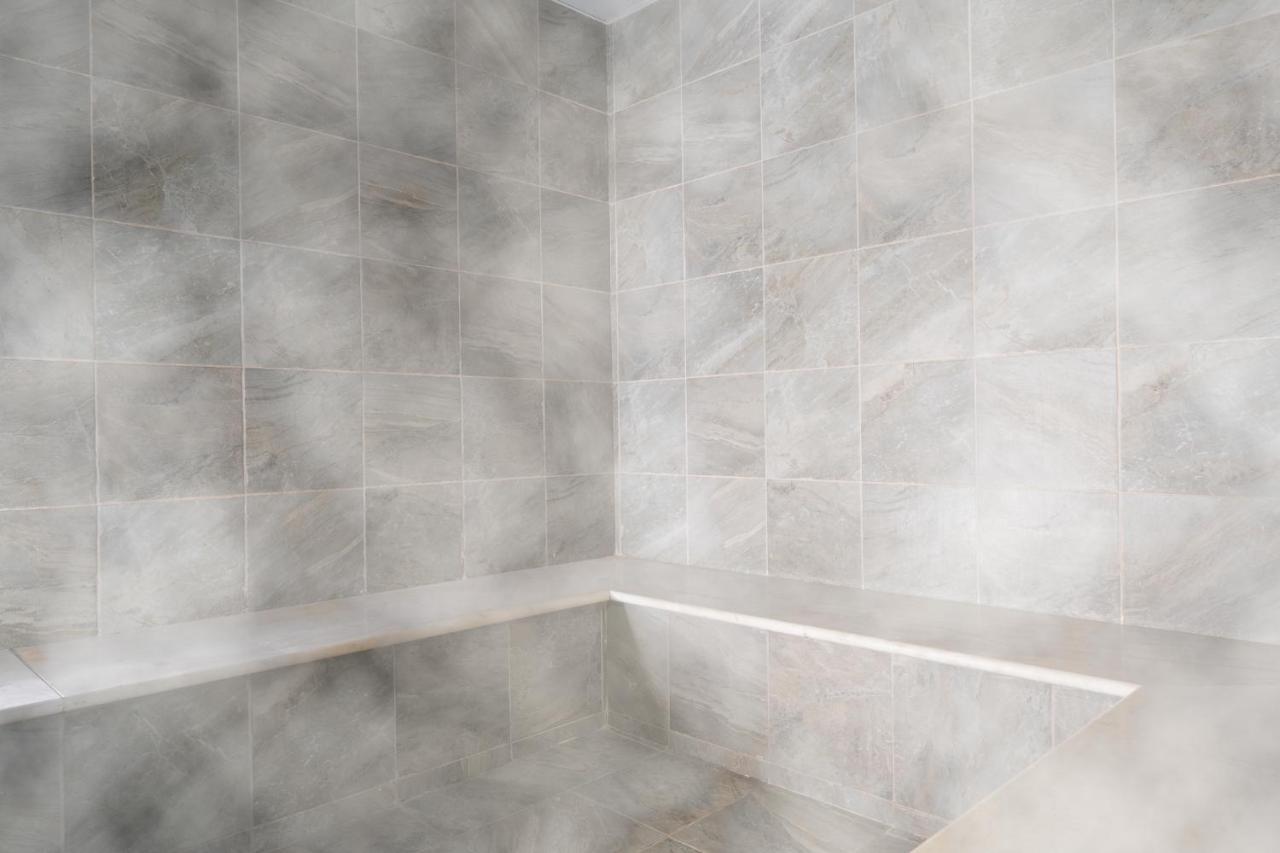 Vert Hotel Eilat By Afi Hotels Exteriör bild A shower seat
