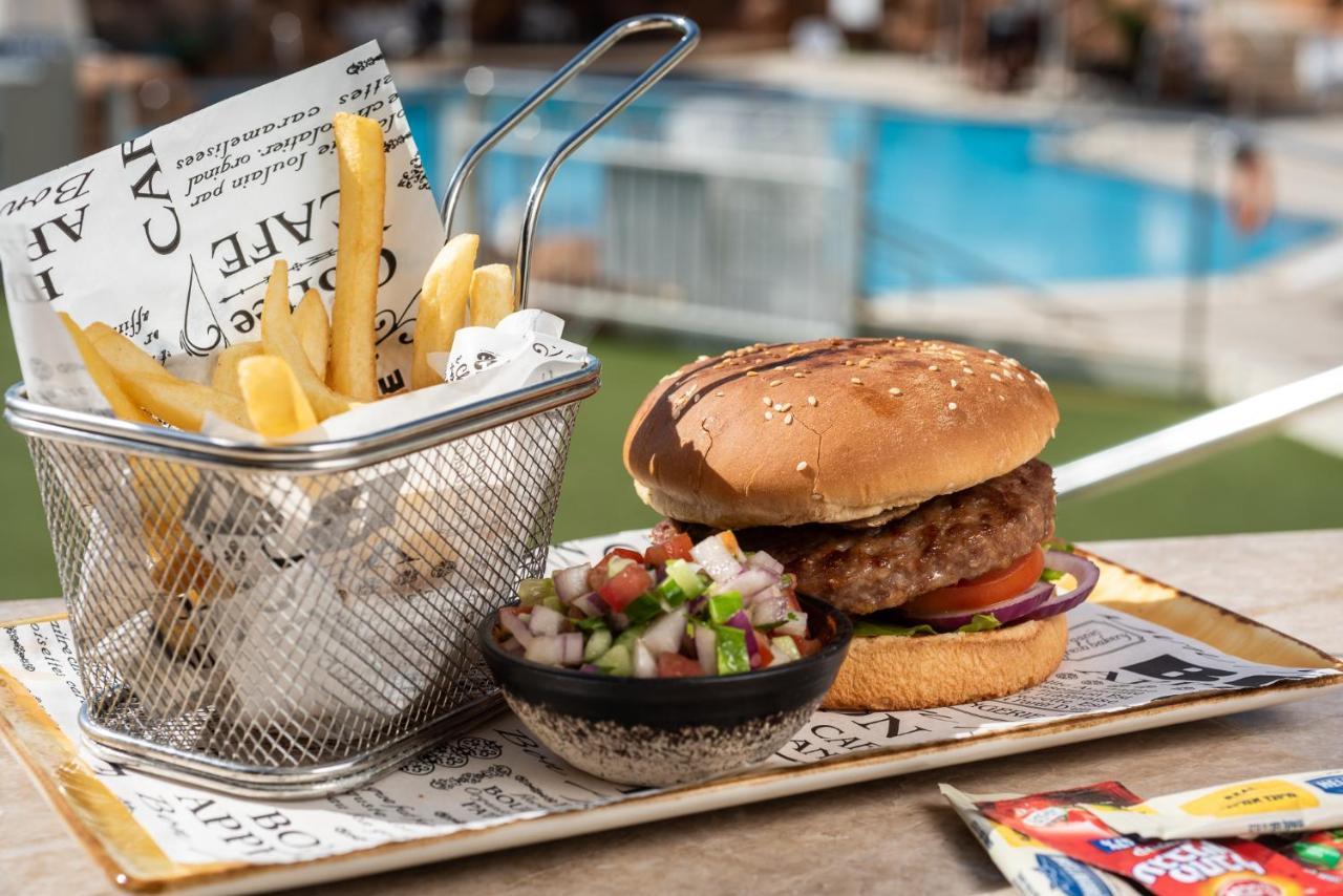Vert Hotel Eilat By Afi Hotels Exteriör bild A hamburger with chips