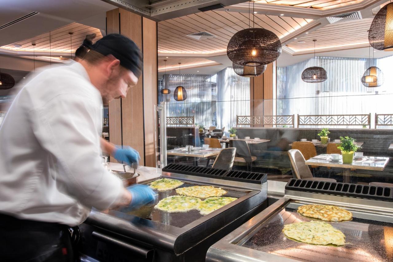 Vert Hotel Eilat By Afi Hotels Exteriör bild A chef preparing food at the buffet
