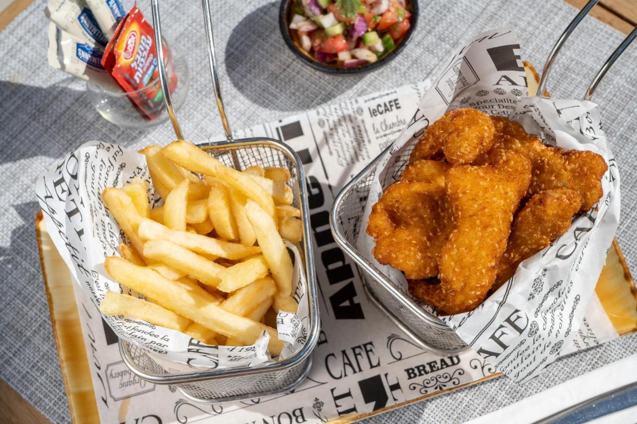 Vert Hotel Eilat By Afi Hotels Exteriör bild Schnitzel and chips