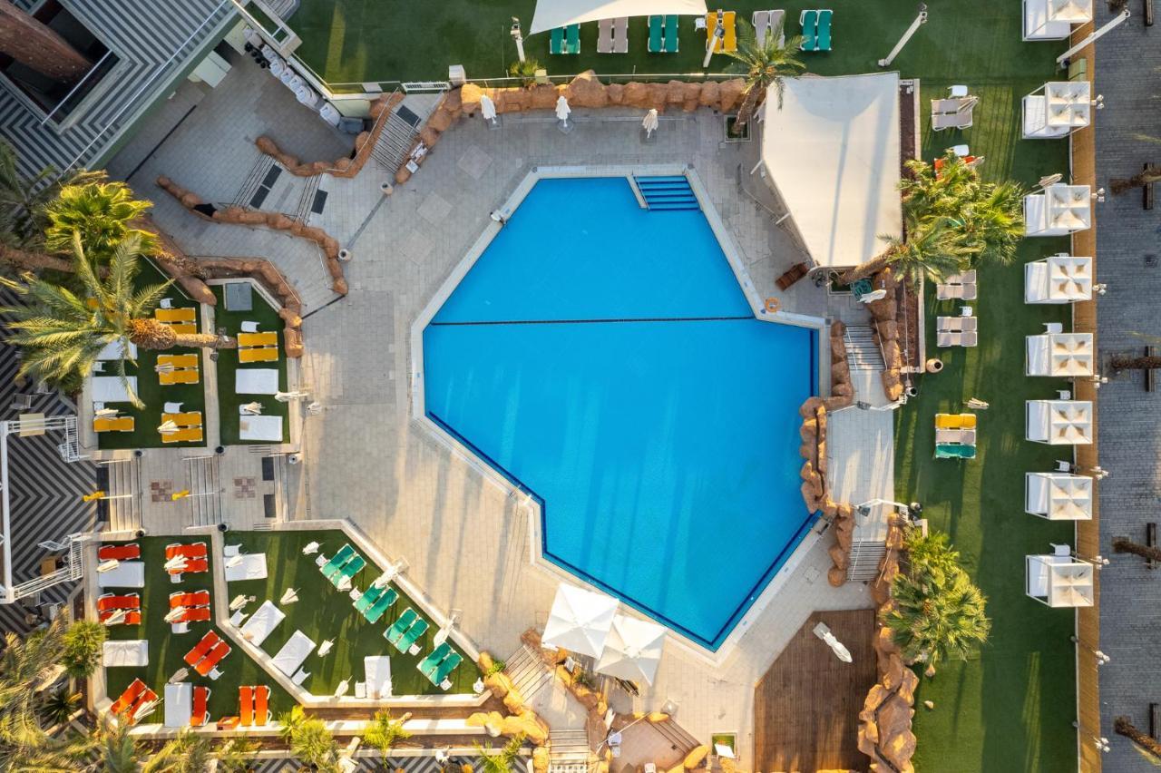 Vert Hotel Eilat By Afi Hotels Exteriör bild Aerial view of the pool at the Hard Rock Hotel